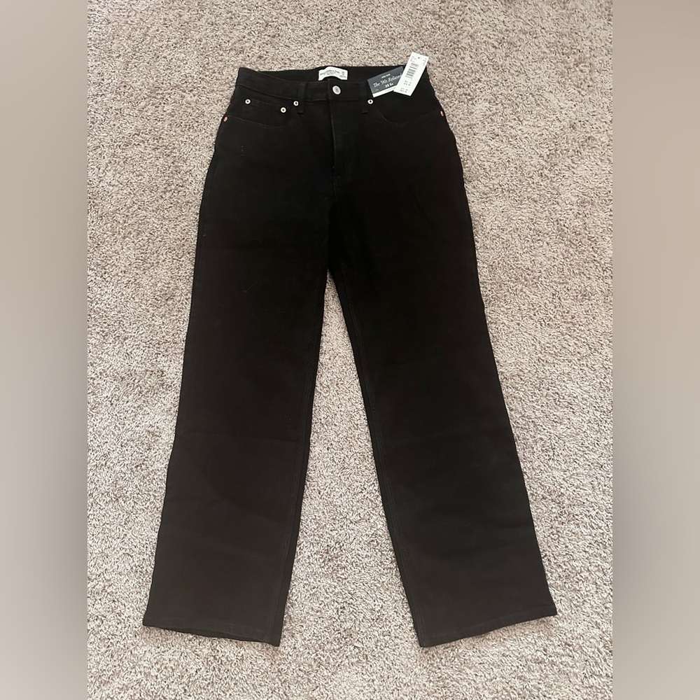 Abercrombie 90s relaxed black jeans Still Available. Ignore the other post